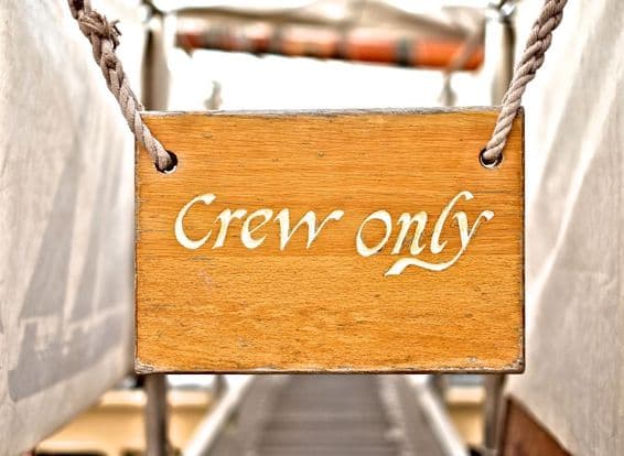 A klasszikus vitorlás személyzet bejárata fölött nagy tábla „Crew only” (Csak legénység).