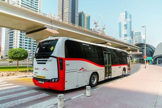 Közúti és Közlekedési Hatóság (RTA) busza Dubaiban.