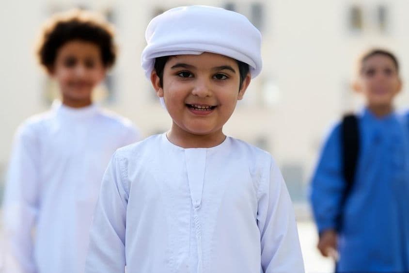 Arab Emirátus diák az iskola területén dubaiban.