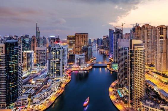 Dubai Marina megvilágított felhőkarcolókkal.