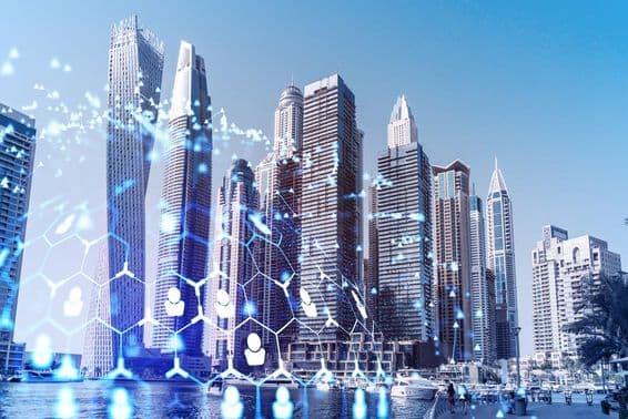 Felhőkarcolók Dubai üzleti belvárosában hologramokkal.