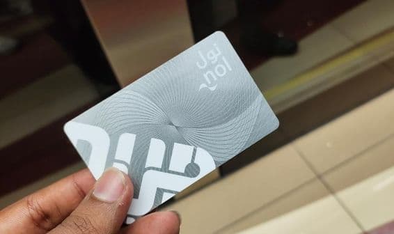 Dubai utazó, aki metróvonat Nol belépési kártyát tart a kezében.