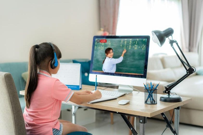 Diáklány e-learning, az online oktatás segítségével tanul.