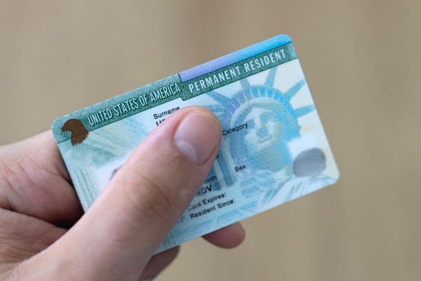 Az Egyesült Államokban állandó lakosa zöld kártyát tart a kezében.