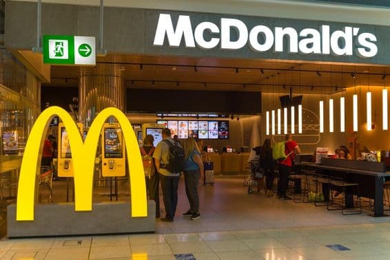 McDonald's gyorsétterem a dubai nemzetközi repülőtéren.