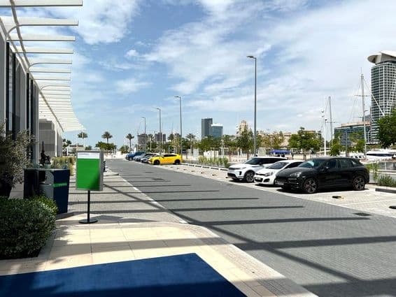 Dubai parkoló, a háttérben a város látképével egy nyári napon.