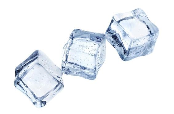 Három finom jégkocka, árválkodik a térben.