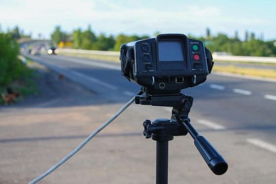 Rendőrségi radar az autók sebességének mérésére.