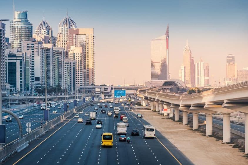 Autópálya, metrósínekkel és számos felhőkarcolóval Dubai Marina területén
