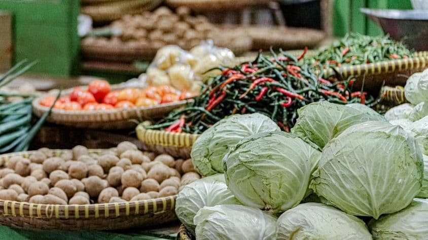 Chilis zöldségek és káposzta zöldségek képe a dubai piacon.