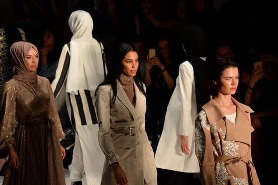 Lányok a kifutón Modest Fashion Week-en.