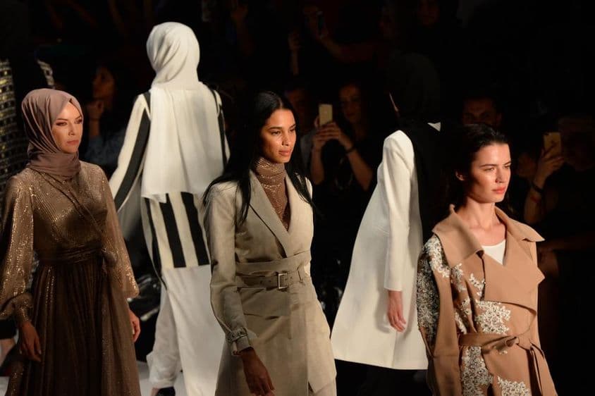 Lányok a kifutón Modest Fashion Week-en.