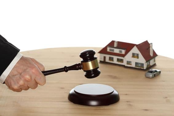 Aukció kalapáccsal leütve.