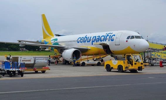 Cebu Pacific repülőgép parkol a Puerto Princesa nemzetközi repülőtéren.