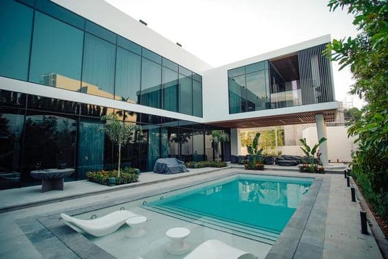 Dubai luxus villa, kültéri medencével.