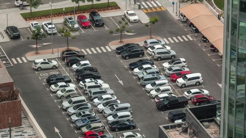 Dubai parkoló autók felülnézetből.