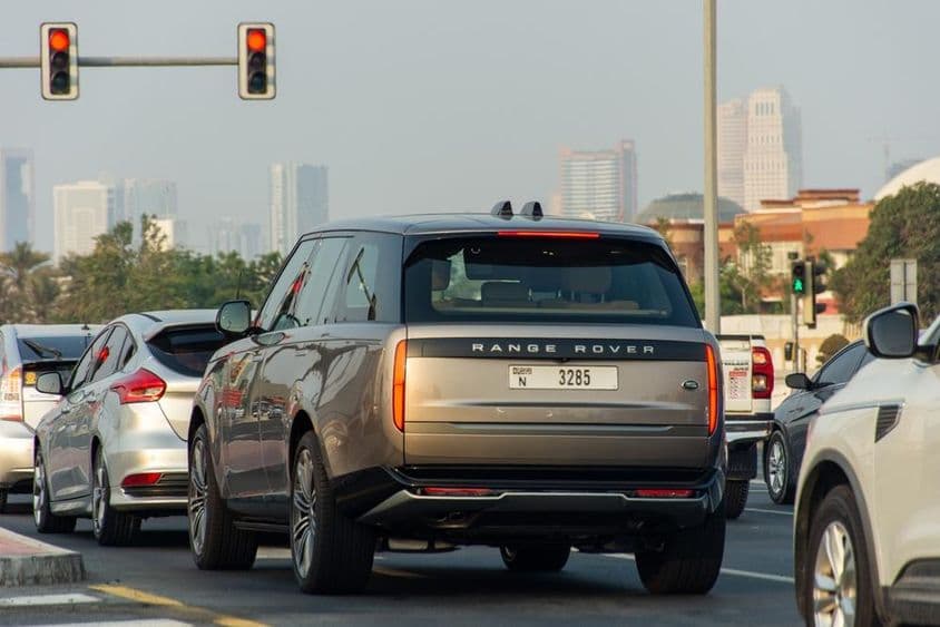 Az autók megálltak egy piros jelzőlámpa jelzésénél Dubai városában.