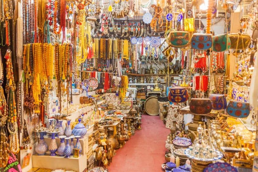 Kis üzlet a Souq Al Arsahban, Sharjahban.