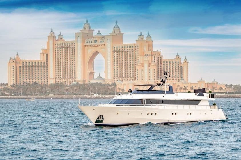 Luxus jachthajózás Dubaiban háttérben az Atlantis.