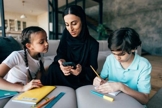 Hagyományos arab család Dubaiból, együtt töltik az időt otthon.