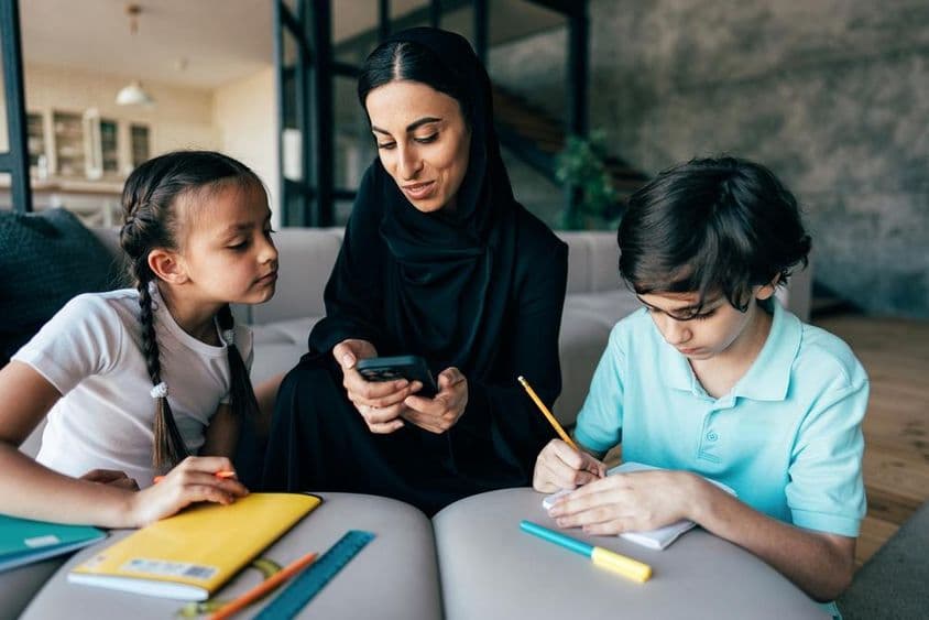 Hagyományos arab család Dubaiból, együtt töltik az időt otthon.