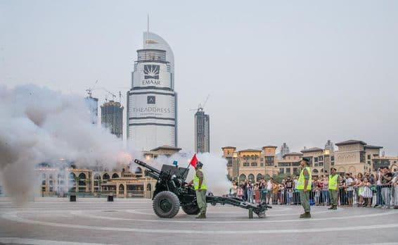 DUBAI, Egyesült Arab Emírségek ágyú lőtt napnyugtakor egy hónapos ramadán alatt.