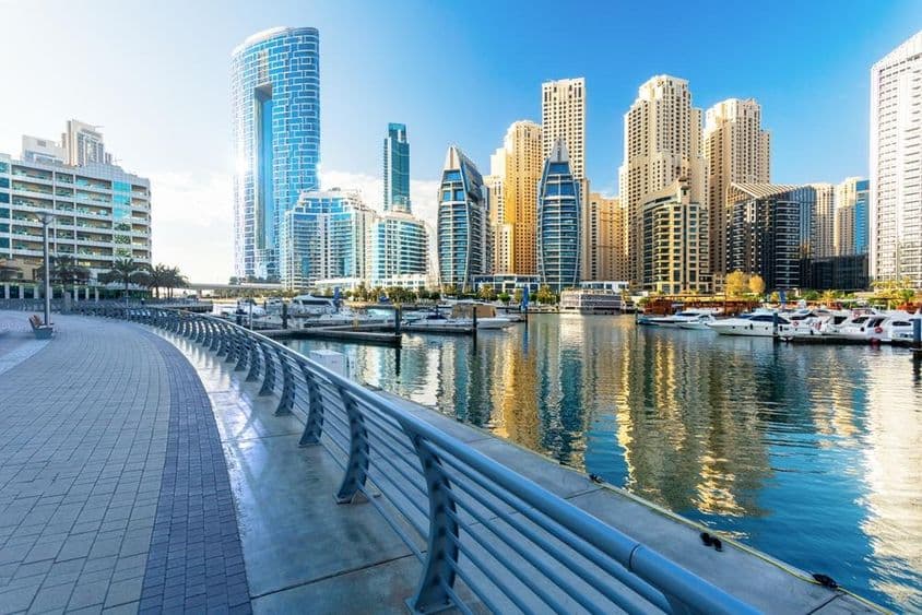 Gyönyörű kilátás a Dubai Marina-ra egy napsütéses napon.