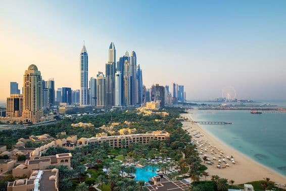 Dubai Marina városra luxus és híres Jumeirah strand frontvonala napkeltekor.