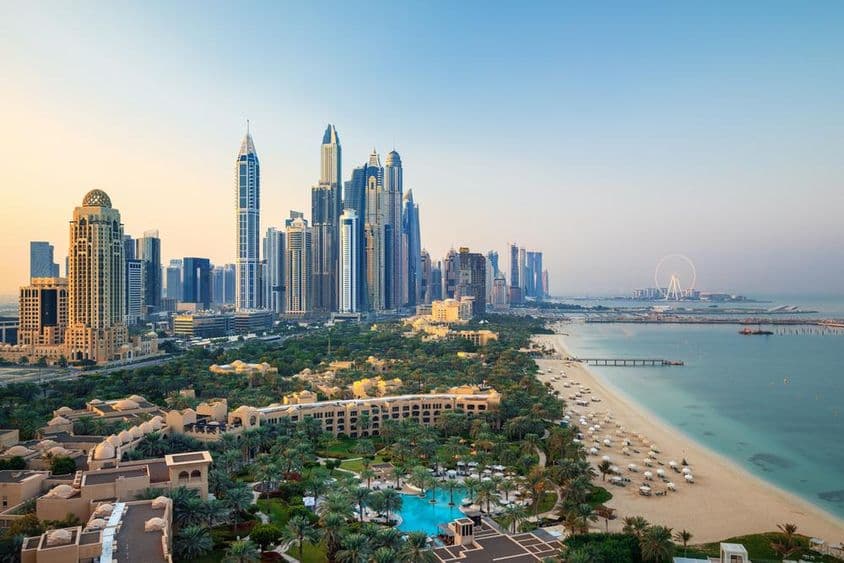Dubai Marina városra  luxus és híres Jumeirah strand frontvonala napkeltekor.
