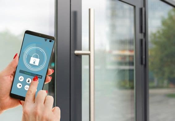 Okos telefonon intelligens otthon alkalmazás a képernyőn.