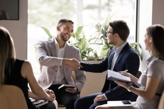 Főnök megköszöni az alkalmazottnak az ötletet.