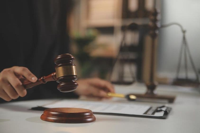 Bíró kalapácsa éppen lecsap.