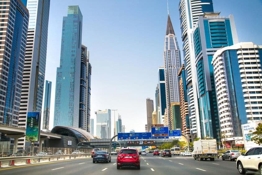 Dubai Sheikh Zayed út felhőkarcolókkal.