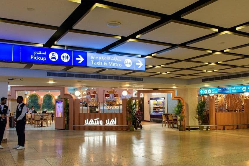 Elektronikus útbaigazító képernyők taxikhoz és metrókhoz a dubai reptéren.