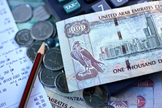 UAE 1000 dirhamos bankjegy és egy marék apró.