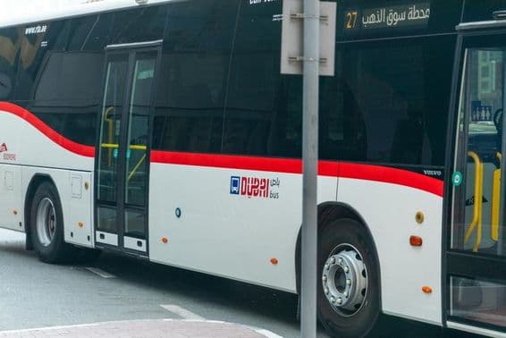 Közúti és Közlekedési Hatóság (RTA) busza Dubaiban.