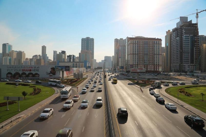 Közúti forgalom Sharjah városában, Egyesült Arab Emírségek.