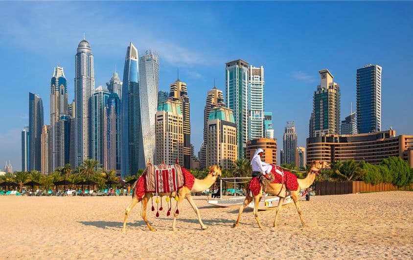 Kilátás a Dubai Marina-ra, a tevékre és a híres Jumeirah strandra, Dubaiban.