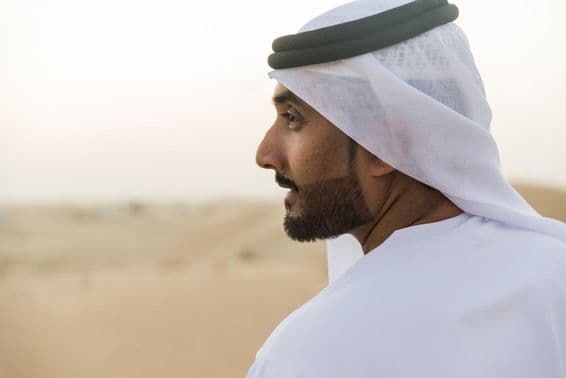 Muszlin üzletember Dubaiból a hagyományos ruhában.