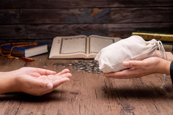 A muszlimok segítik a szegényeket és a rászorulókat.