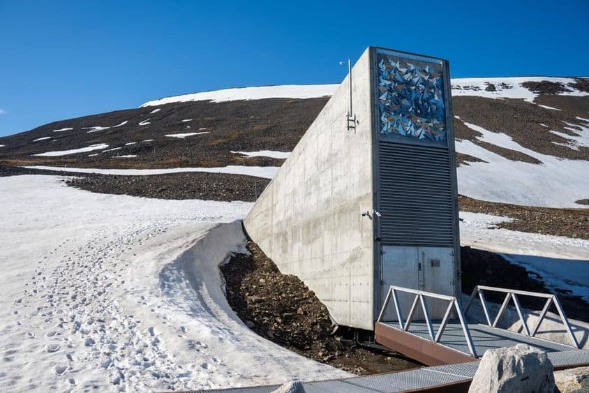 A Svalbard Global Seed Vault bejárati épülete hóval körülvéve Svalbardon, Norvégiában.