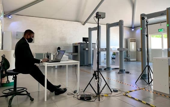 Hő kamerás testhőmérséklet-szkenner az Abu Dhabi repülőtéri terminálok bejáratánál.