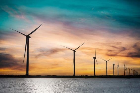 Szélturbinák áramot termelnek.