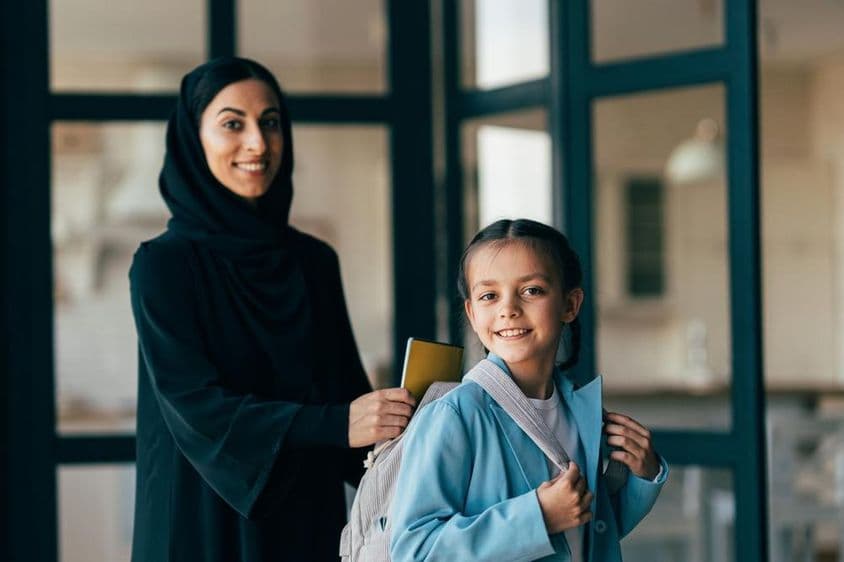 Hagyományos arab család Dubaiból, kislány épp iskolába indul.