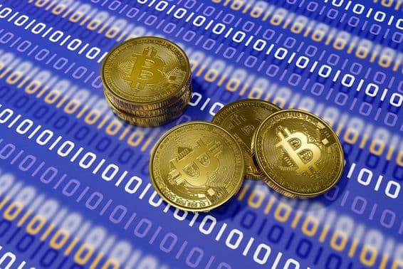 Bitcoin mögötte kék háttér fehér bináris kóddal.