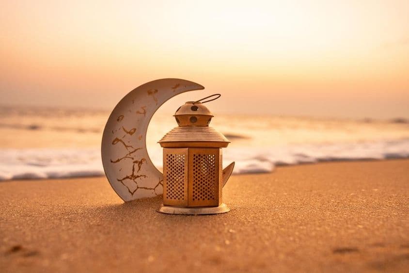 Hagyományos gyertyafény félhold  a tengerparton.