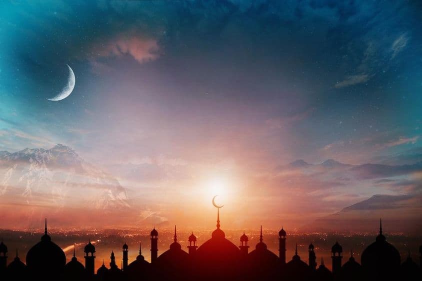 Mecsetek kupola a sötétkék alkonyi égbolton és a félhold a háttérben.