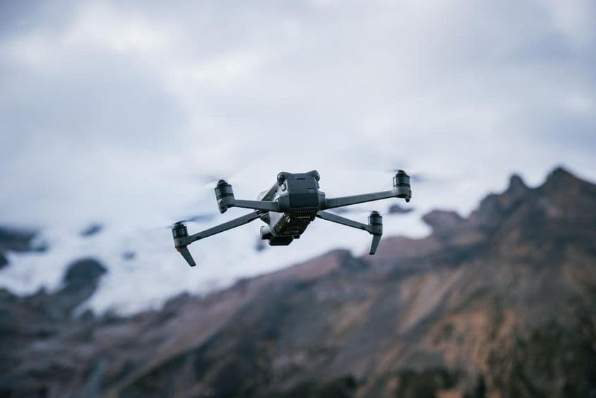 Drone repül a nagy magasságú hegy tetején.