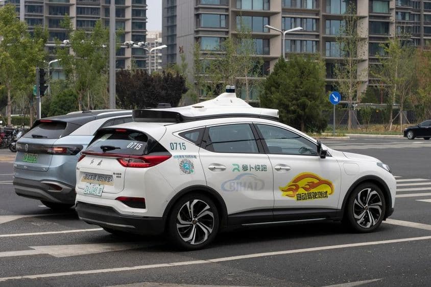 A kínai technológiai óriás, a Baidu önvezető robotaxija, a Luobo Kuaipao látható az utcákon.