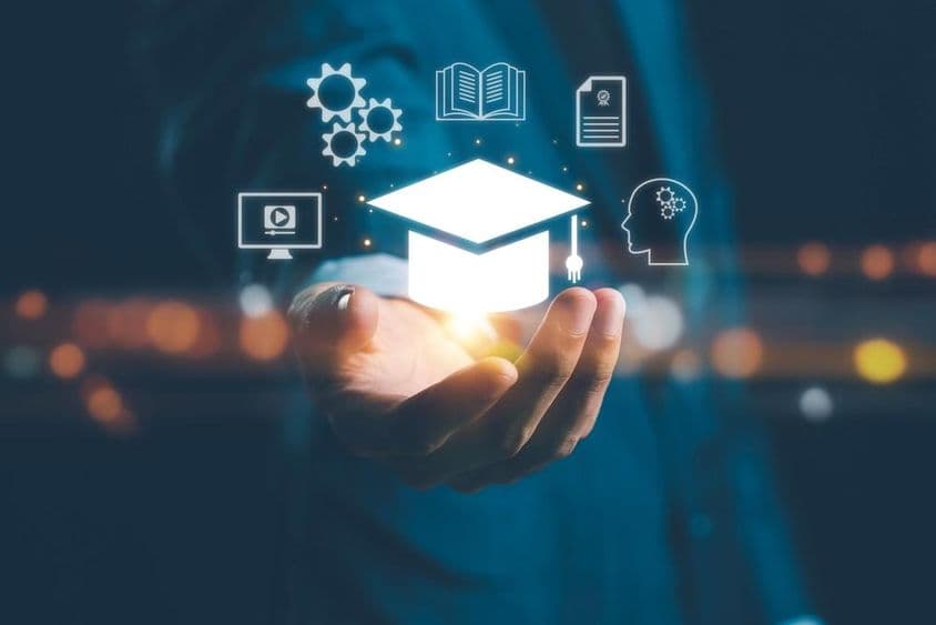 A mesterséges intelligencia és a gépi tanulás elősegíti a személyre szabott tanulást.